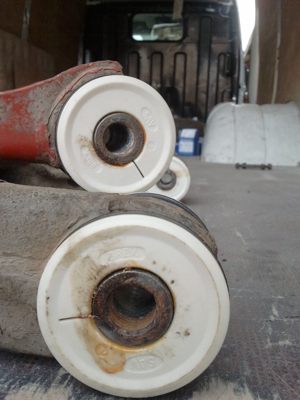 Втулки смазываем и вставляем. — Iveco Daily (4G)