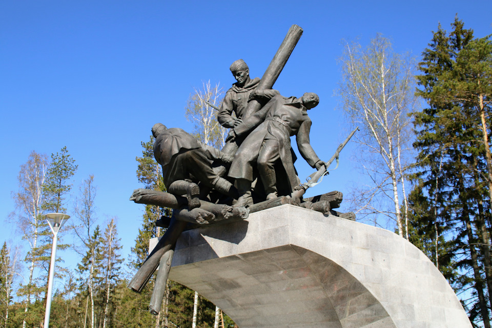 Памятник бутылка с разбитыми машинами на минском шоссе. Смотреть фото Памятник бутылка с разбитыми машинами на минском шоссе. Смотреть картинку Памятник бутылка с разбитыми машинами на минском шоссе. Картинка про Памятник бутылка с разбитыми машинами на минском шоссе. Фото Памятник бутылка с разбитыми машинами на минском шоссе