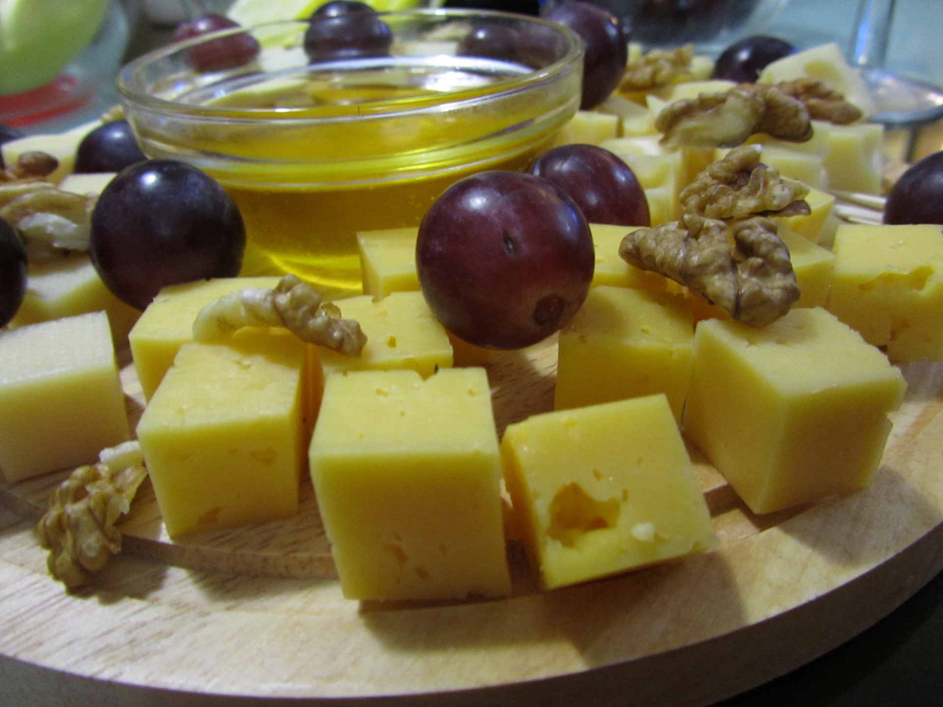 Сырная тарелка с медом и орехами