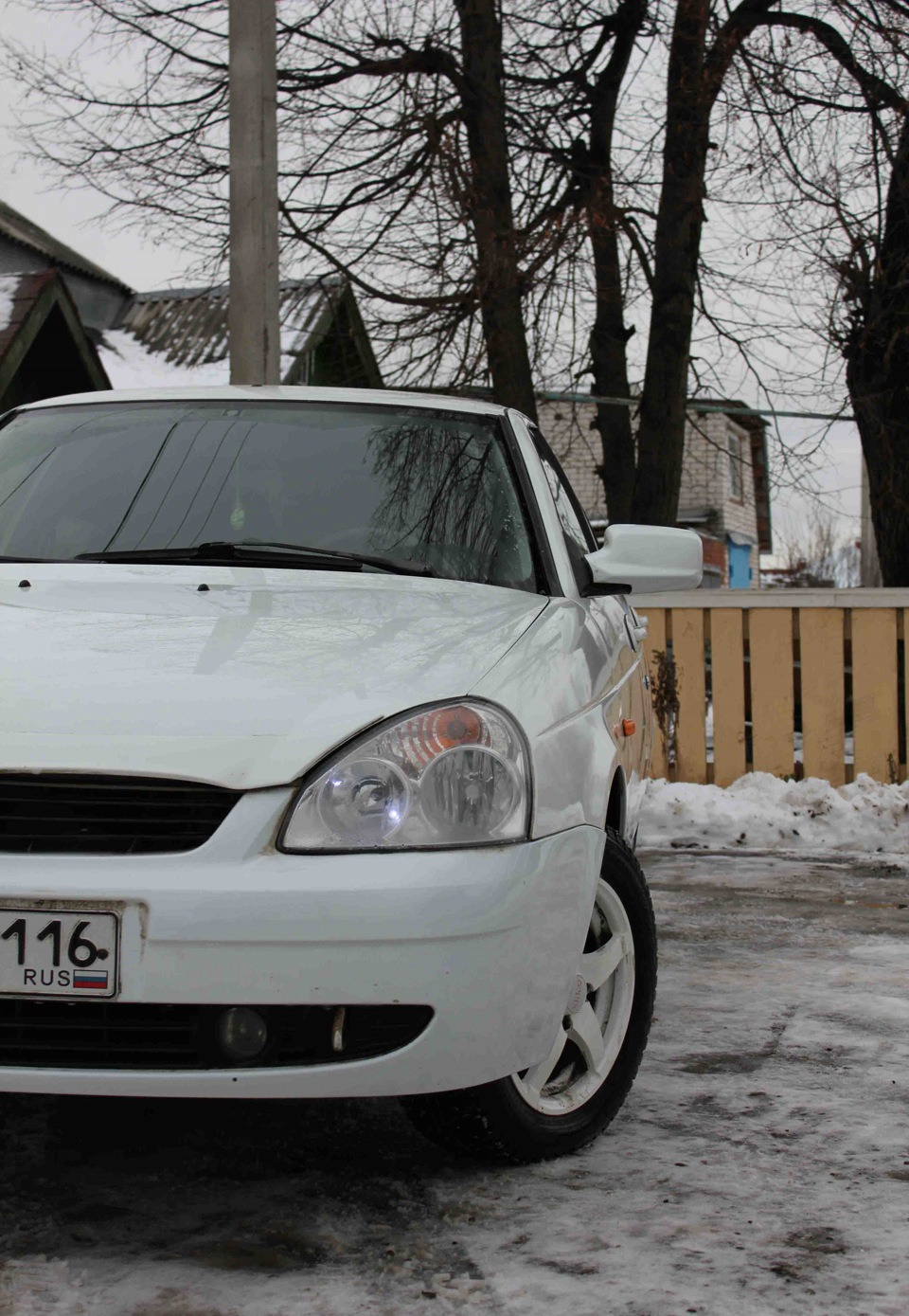 Небольшой фотосет около дома) — Lada Приора хэтчбек, 1,6 л, 2011 года |  фотография | DRIVE2