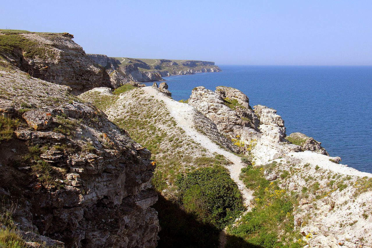 Грот три сестры Тарханкут. Крым май. Крым в мае. Май в Крыму фото.