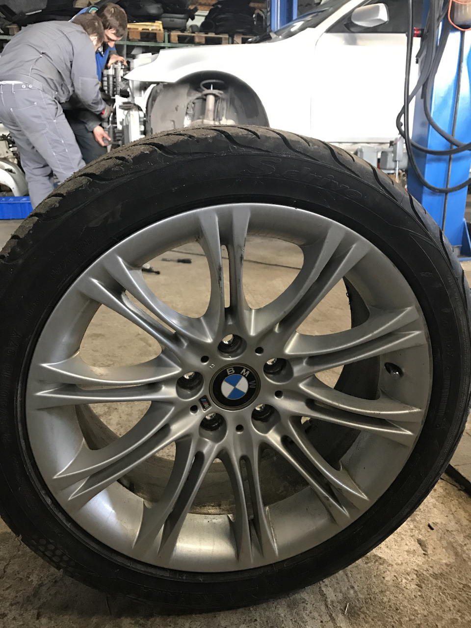 245 40 r18. 245/40 R18 BMW. 245 60 R18 BMW x5. 255 60 R18 на БМВ драйв. 245 40 R18 BMW e60 зимняя резина.