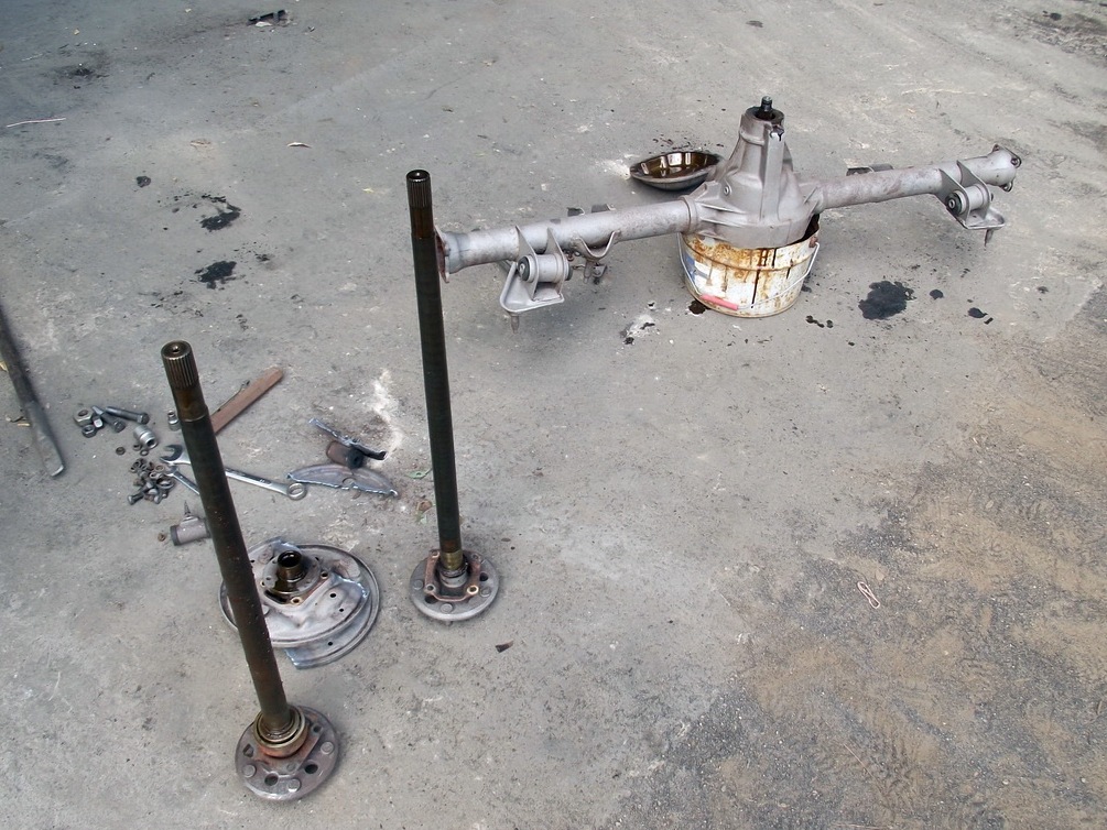 вытащил полуоси, сливаю масло — Opel Rekord E