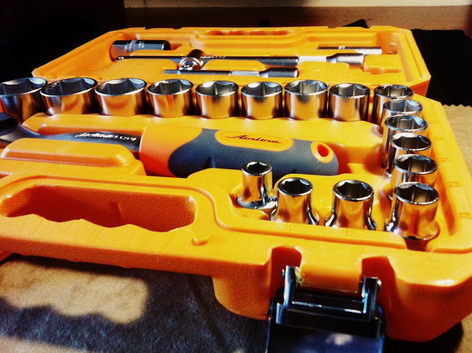 Общий план. Вообще цветовая палитра очень радует глаз . ( Вспоминается сразу Бамблби ) — Lada 21124