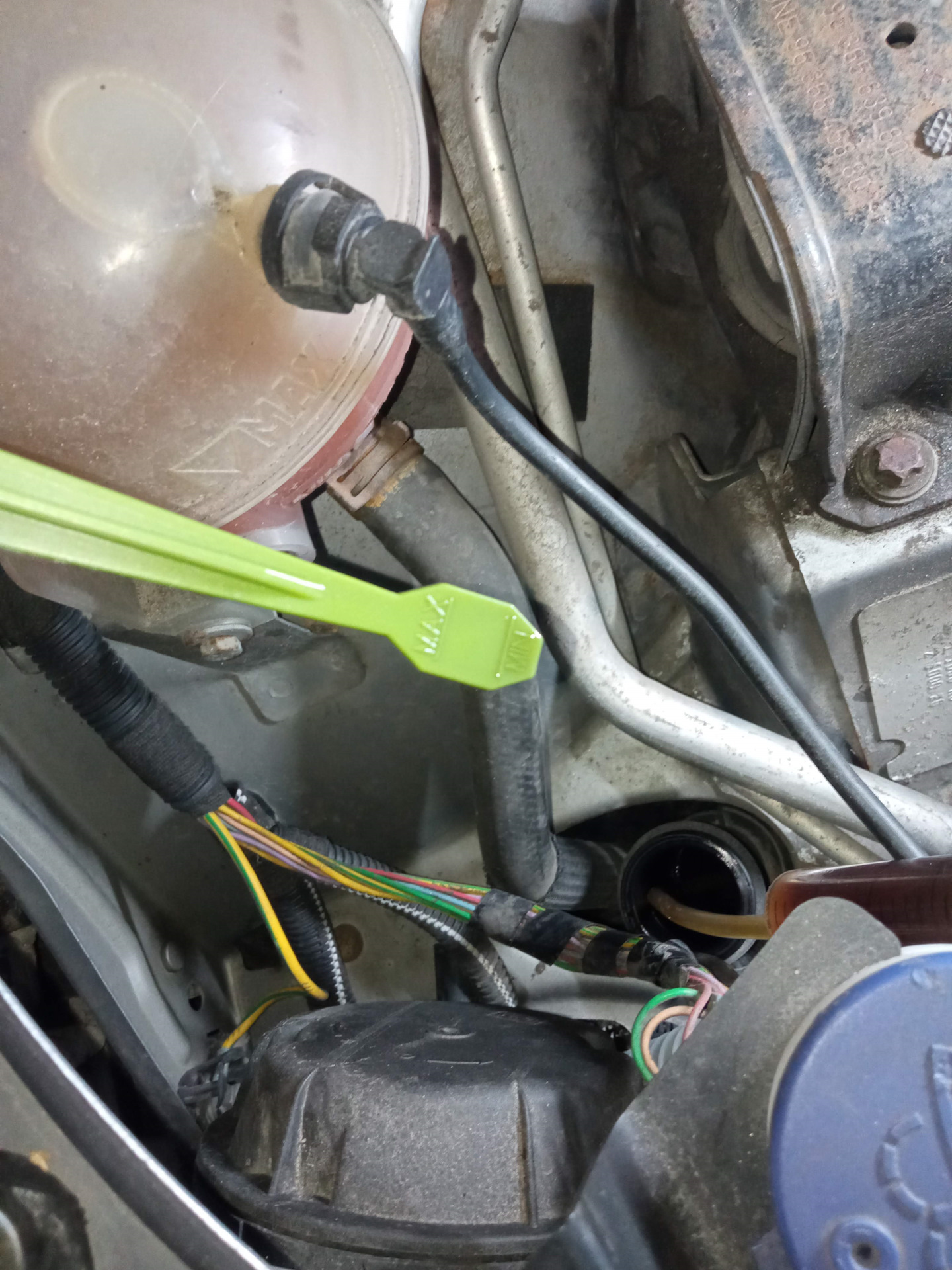 Замена жидкости в электрогидравлическом усилителе руля (ЭГУР) — Peugeot ...