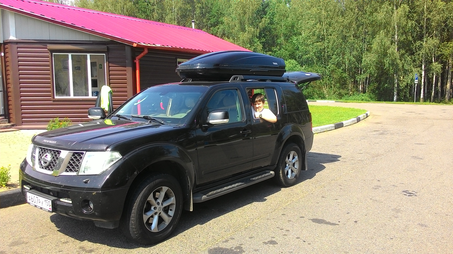 Спойлер ниссан патфайндер. Thule Nissan Pathfinder. Thule Motion 900. Thule Nissan Pathfinder r51. Патфайндер 2008.