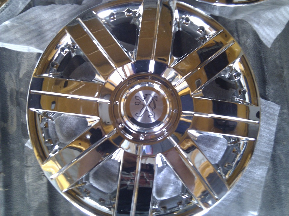 Крепление для колпаков на колеса. Колпаки установка. Крепление колпаков к дискам. Колпаки установка. Хомут для крепления колпаков.