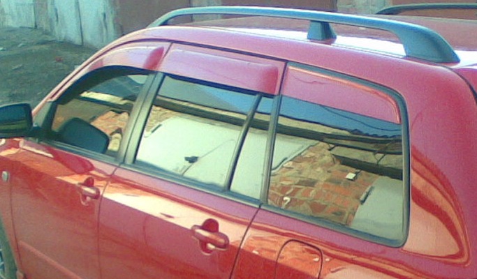 Continuation of windscreens to the rear window - Toyota Corolla Fielder 2005