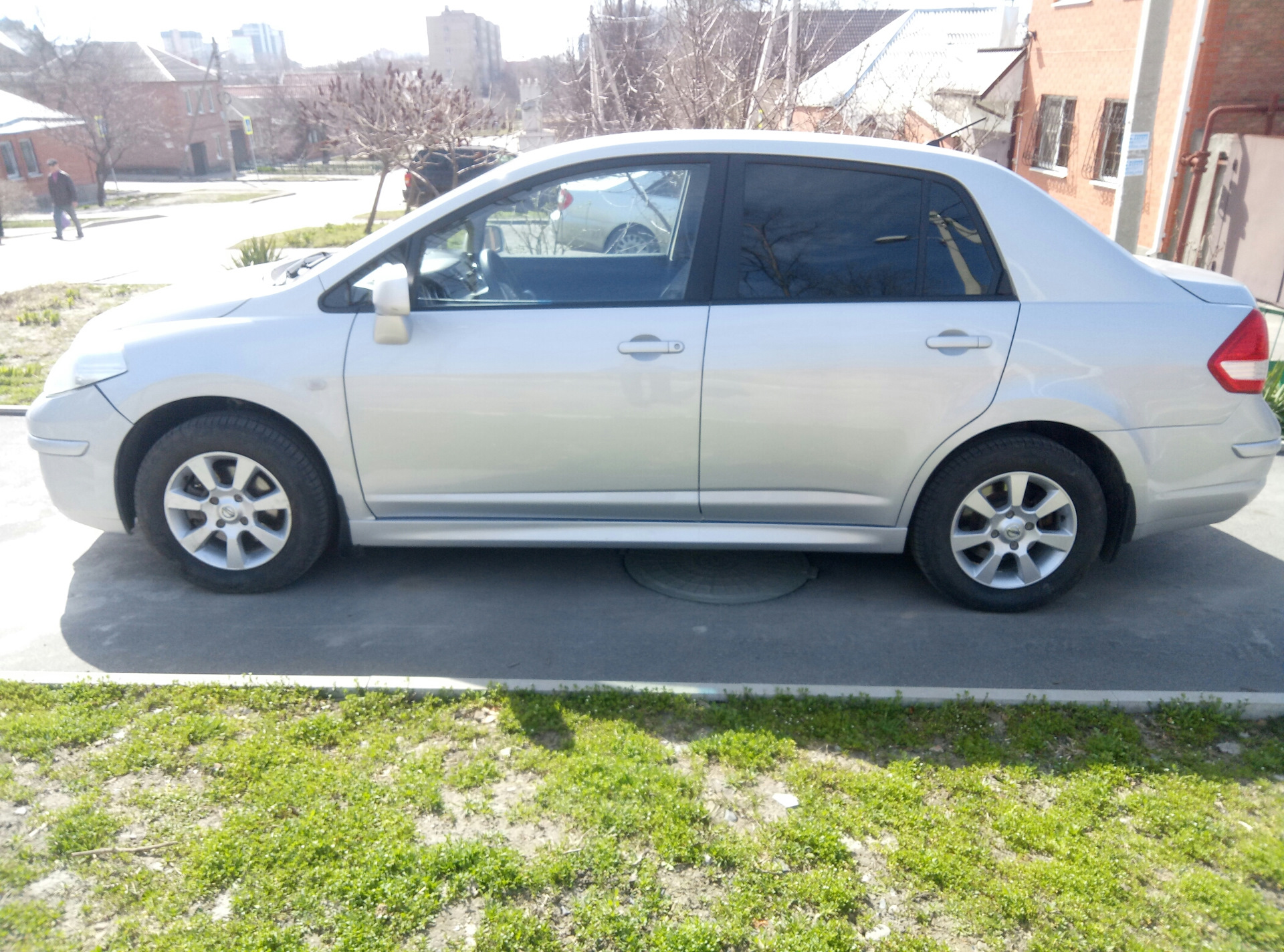 Nissan tiida на 16 колёсах. Nissan tiida литье кик сиеста. Ниссан тиида литье. Nissan tiida на 17 дисках. Литье тиида.