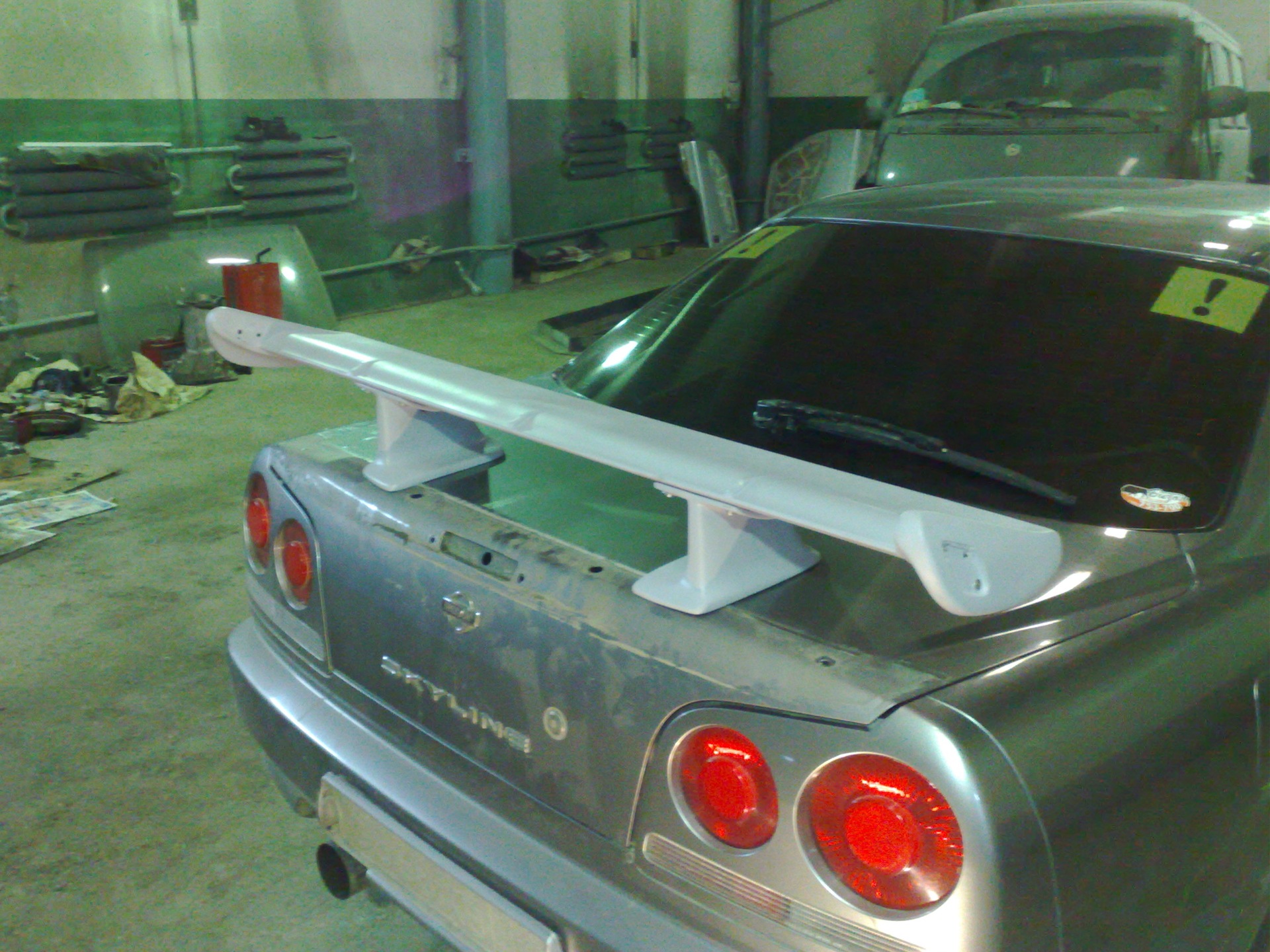 Спойлер вольво хс90. Спойлер задней двери сузуки гранд витара. Задний спойлер jeep grand cherokee wj. Установка заднего спойлера. Спойлер на 34 скайлайн седан.