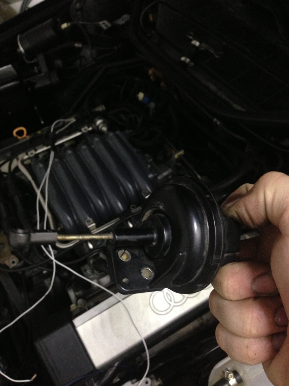 Мембранная груша управления воздушными заслонками коллектора — Audi A6 (C4)