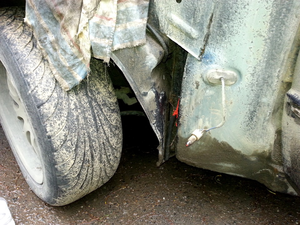 И обмазываем моторным герметиком обе стороны, так для гарантии, попутно запихав все получше — BMW 5 series Touring (E34)