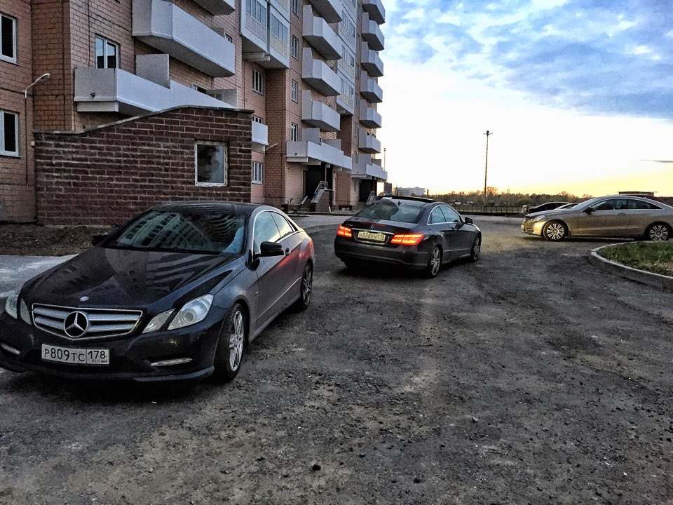 Черный двор без. Мерс е 63 во дворе. Мерседес e-class 163 регион. Мерседес е63 во дворе. Черный Мерседес во дворе.