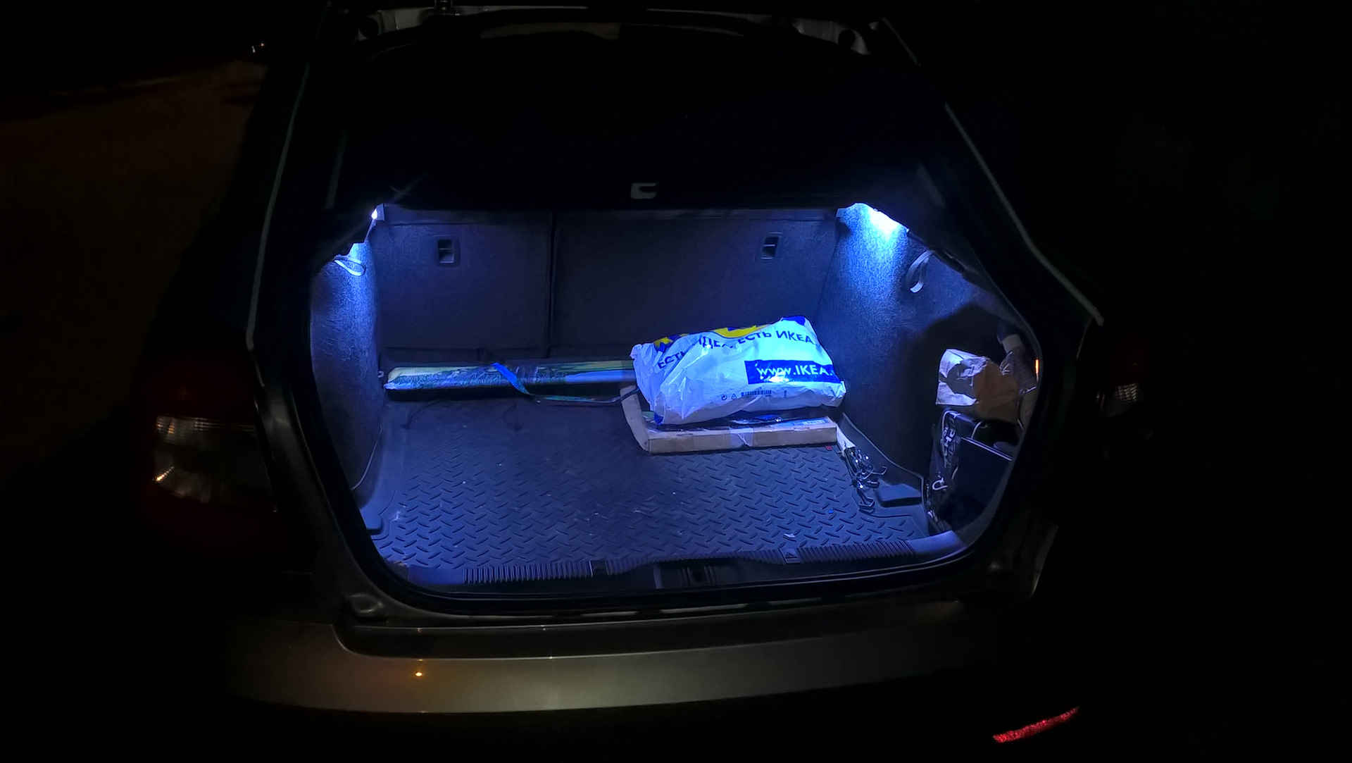 Шкода подсветка багажника. Подсветка в багажнике на БМВ е36. Подсветка багажника BMW e39. Подсветка багажника BMW e36 Compact.