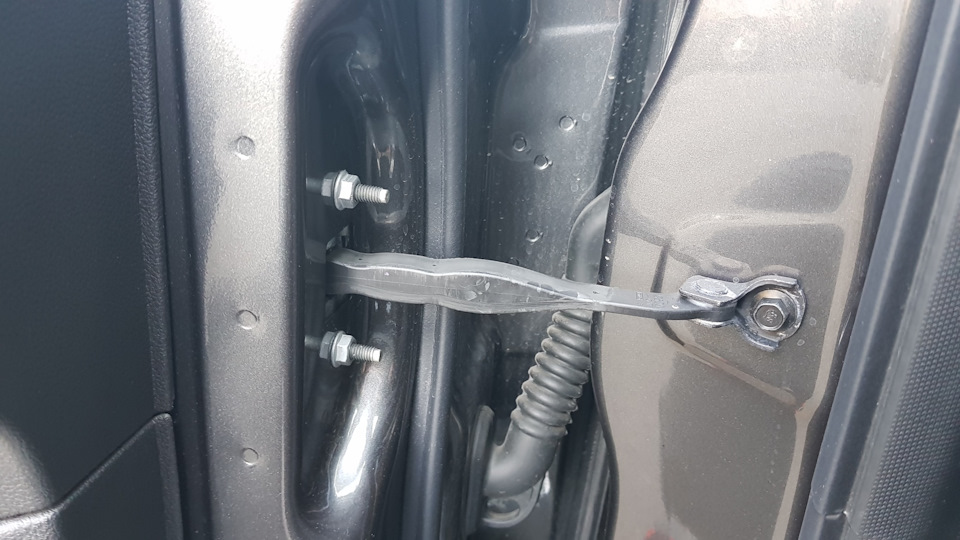Накладки на болты в дверях — Ford Kuga (2G), 1,5 л, 2016 года ...