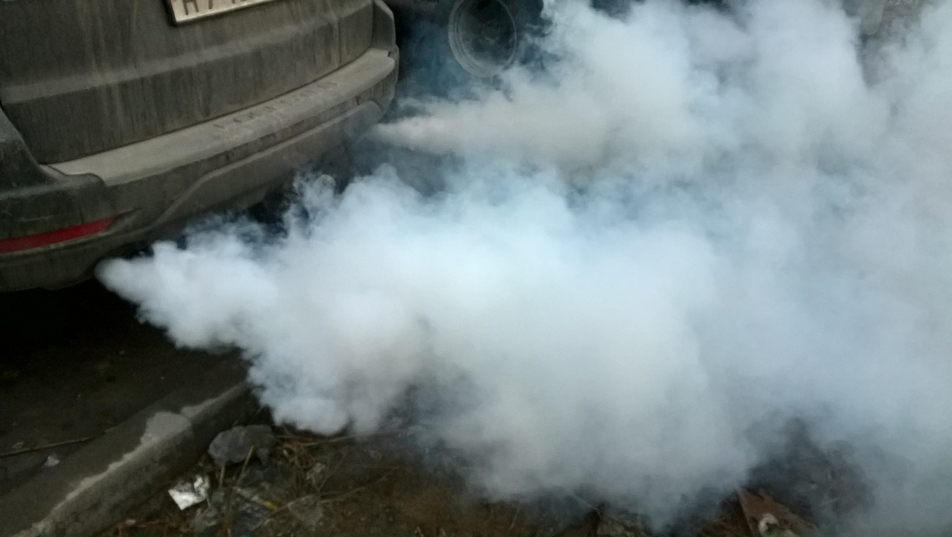Сизый дым из выхлопной трубы лачетти