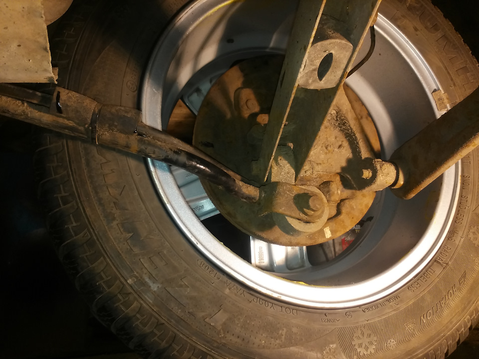 Стучит колесо после. Спущенное колесо. Последствия езды на ручнике. Ручник колесо. Стучит колесо после.