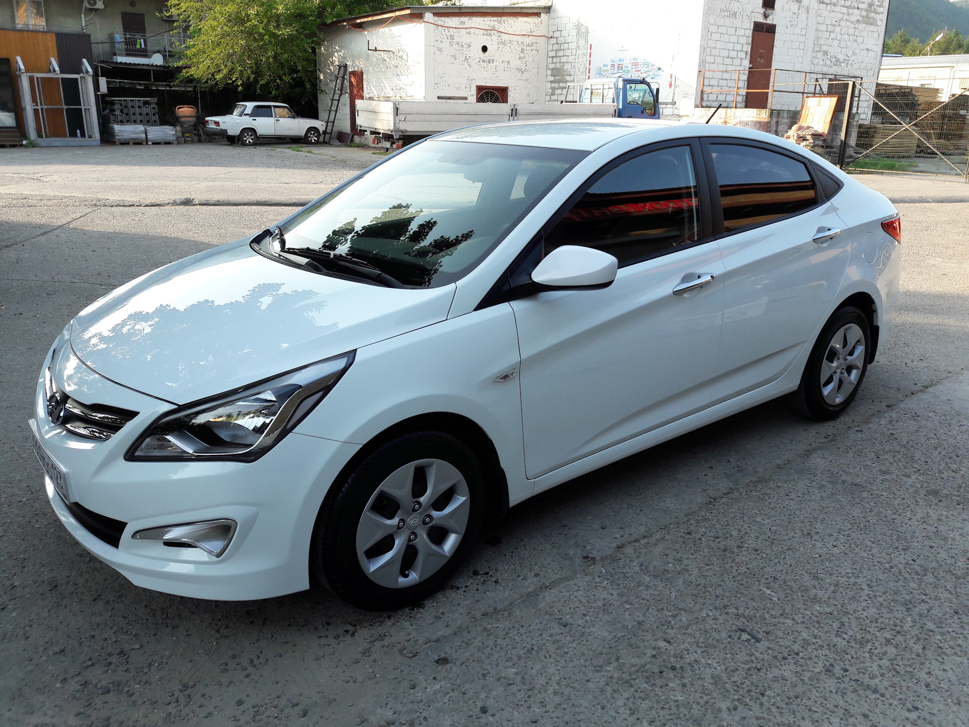 Авито авто хендай. Hyundai Solaris 2013 Gray. Хендай Солярис 2013 отзывы. Солярис облако. Купить авто Хундай новый в Симферополе цена в рублях.