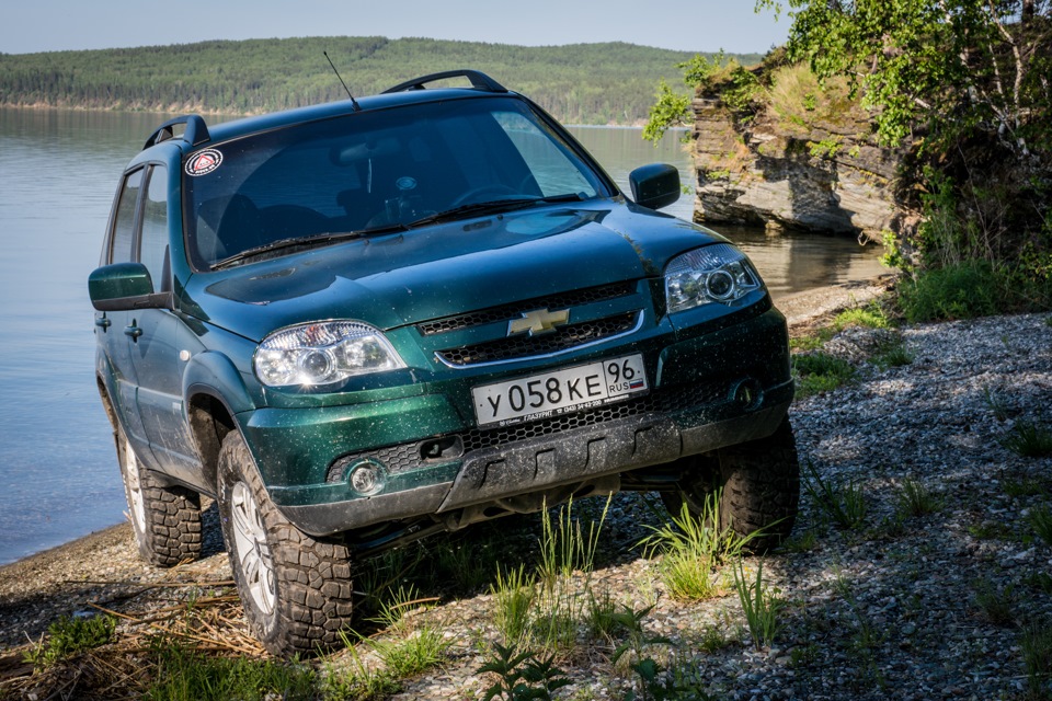 Chevrolet Niva зеленая