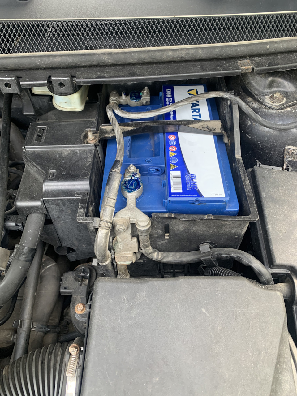 Заменил аккумулятор. — Ford Focus II Sedan, 1,6 л., 2008 года ...