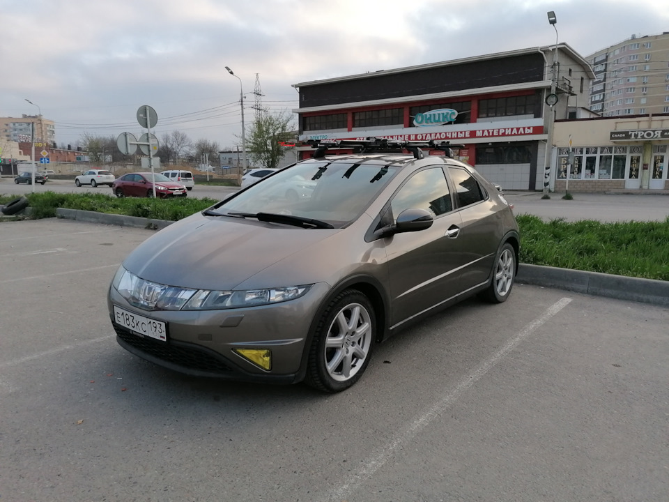 Авто с решеткой на капоте