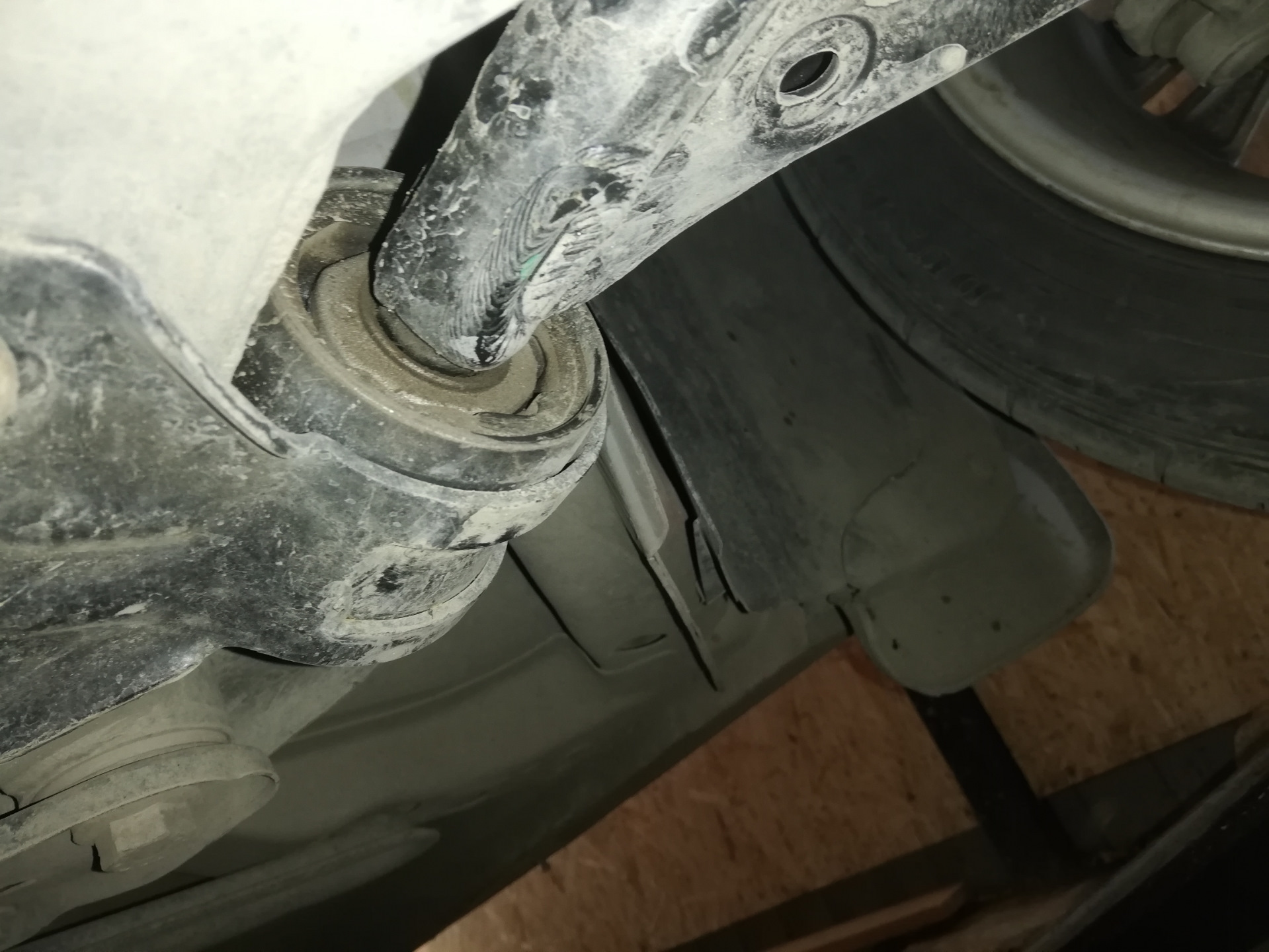 Скрип ходовой на неровностях форд фокус 2 рестайлинг. Форд фокус 2 звук при повороте руля. Брякает передняя подвеска форд фокус 1 универсал. Скрипит стойка задняя на форд фокус 2 хэтчбек. Во время дождя стук пропадает фокус 3.