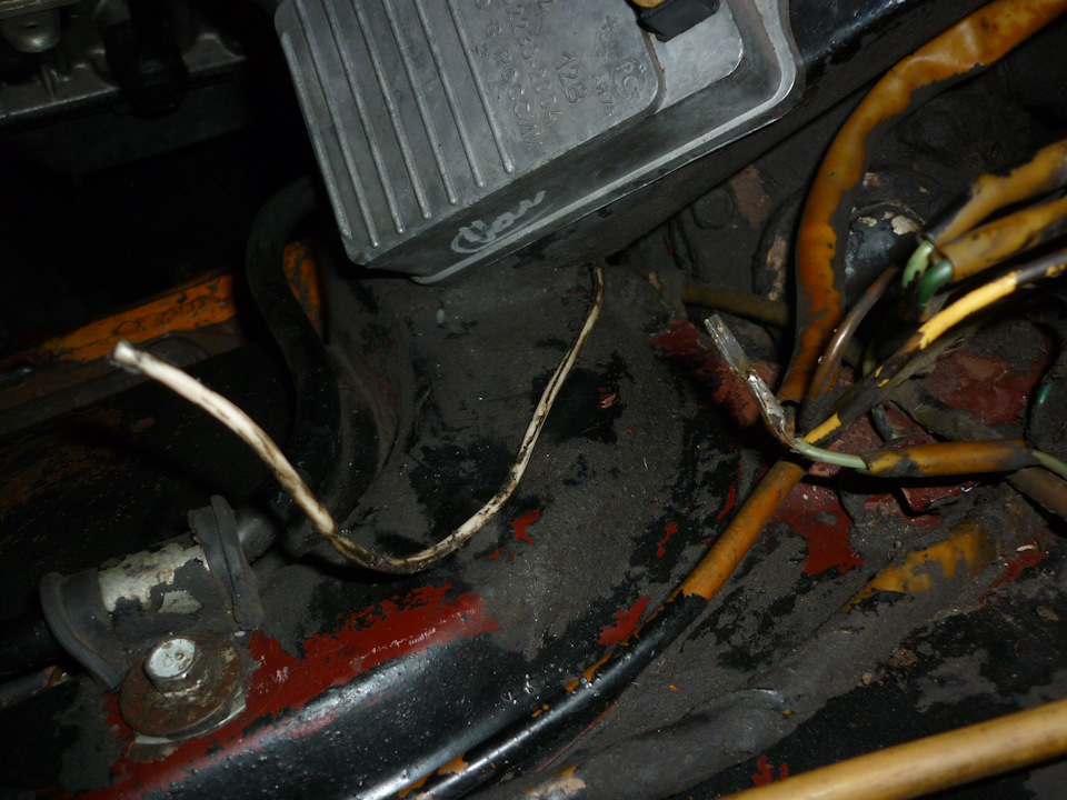 Протяжка провода на кнопку сигнала — ГАЗ 24, 2,5 л, 1979 года | своими ...