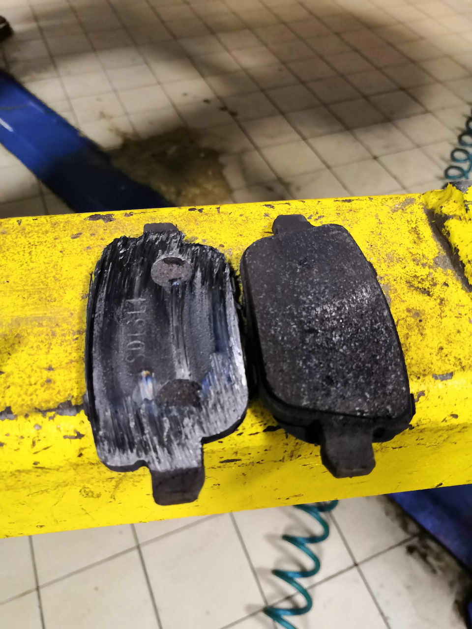 Замена тормозных колодок — Volvo S80 (2G), 2,5 л, 2007 года ...