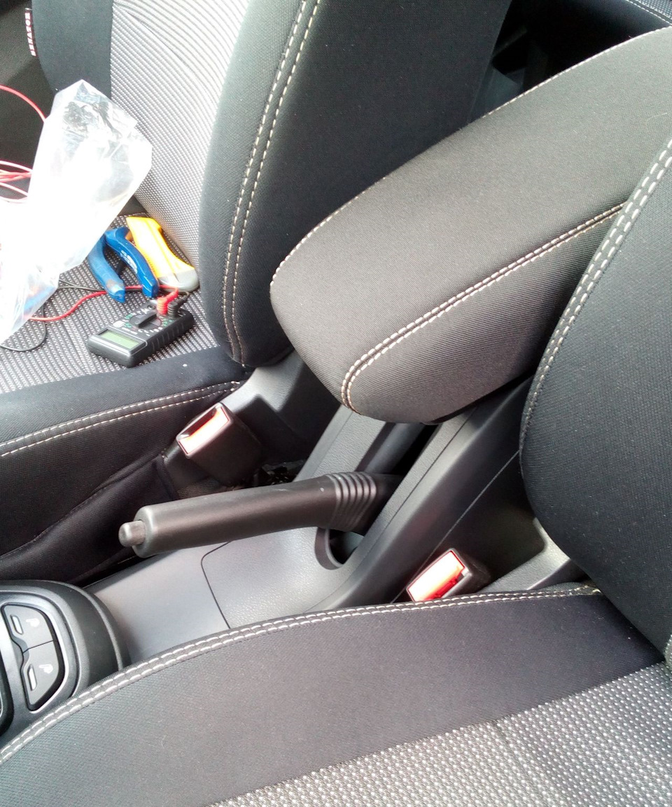 Оригинальный подлокотник Веста установка - Lada Vesta, 1,6 л, 2016 года аксессуа