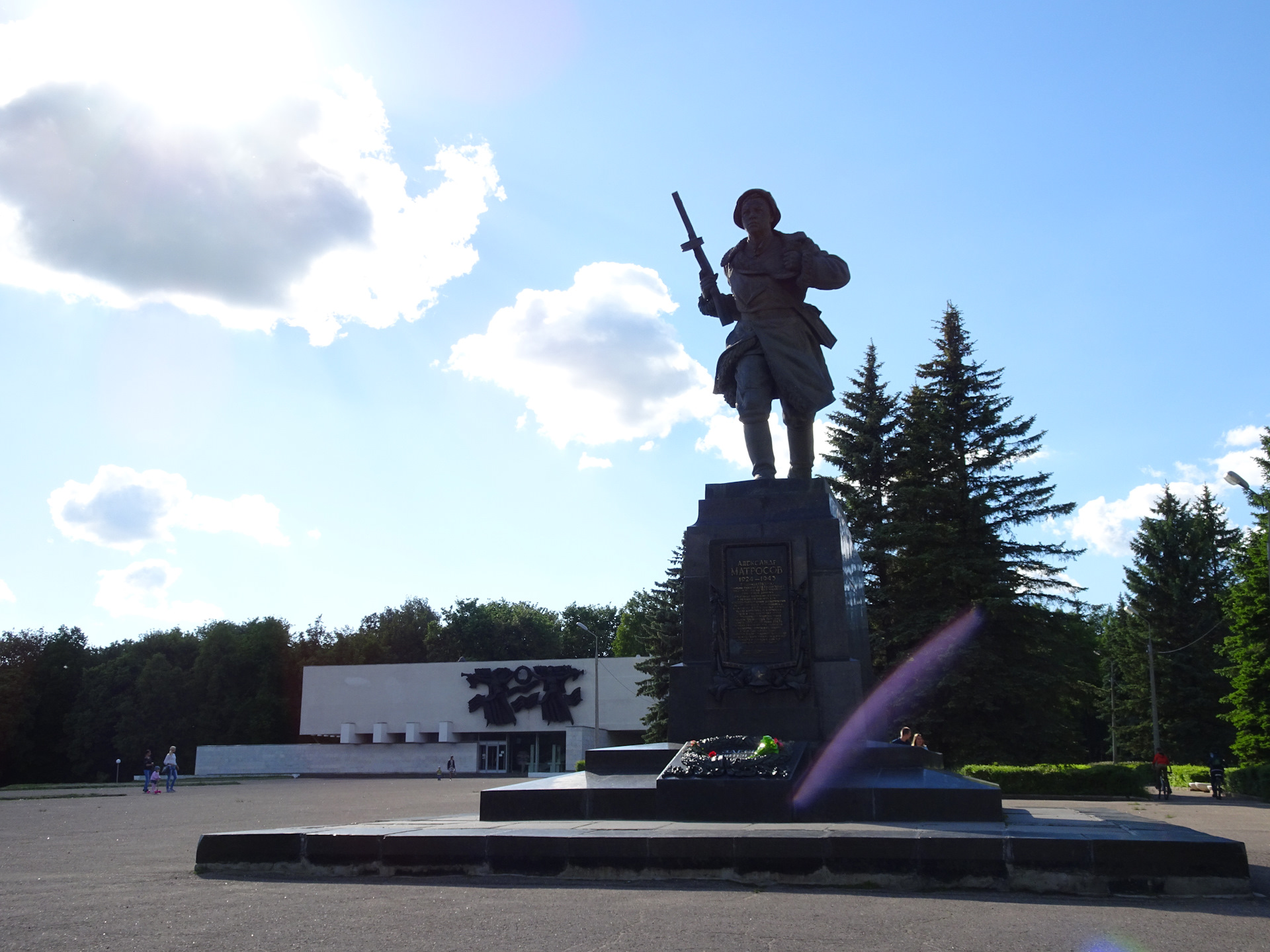 Памятник матросову великие луки фото