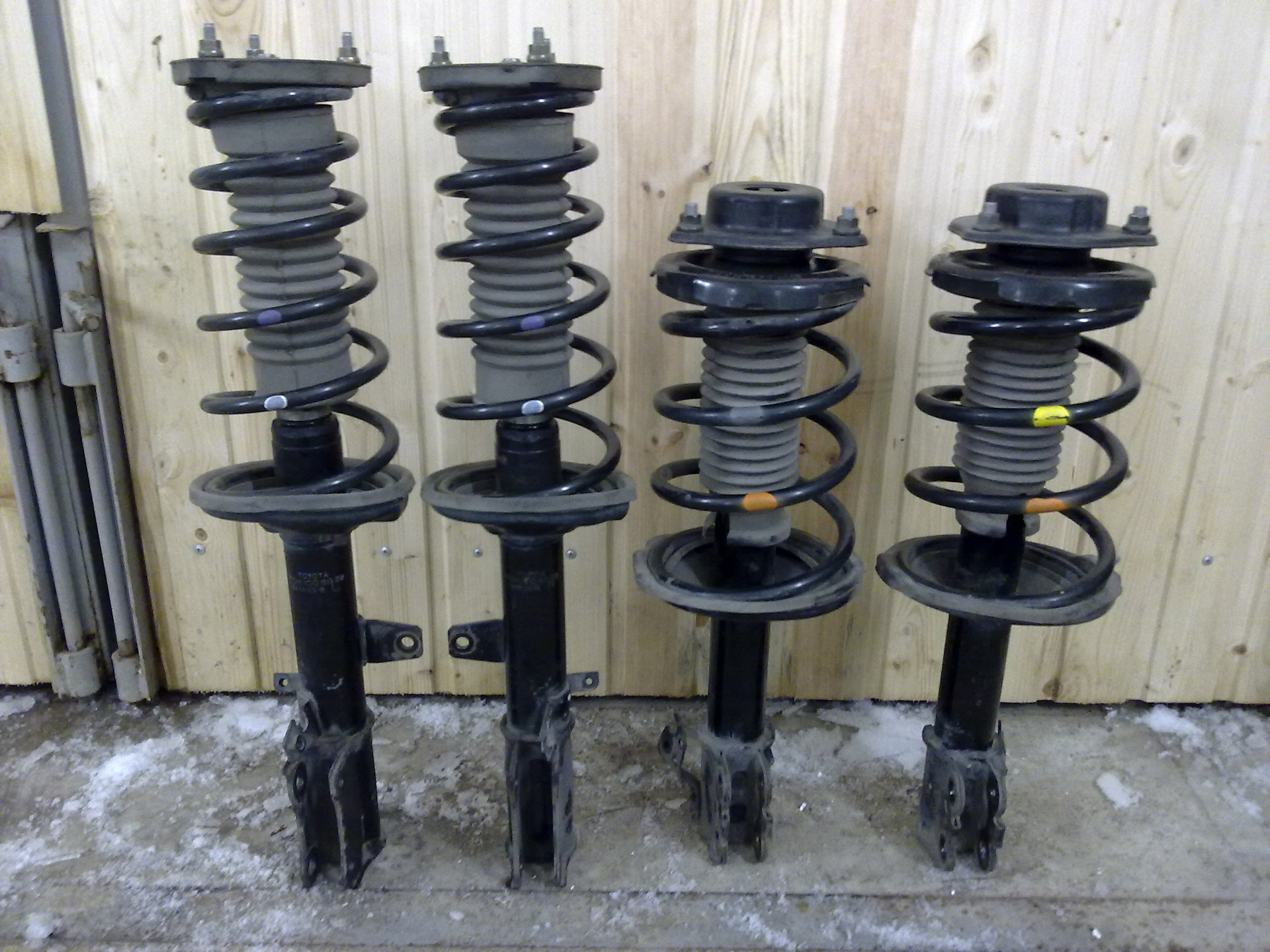 Пружина на передние стойки на ваз 2110. Подходят стойки. Болты на стойки передние на тойота карина ед. Стойка ваз 2109 передняя и 2110. Подходит ли передняя стойка от приоры на гранту.