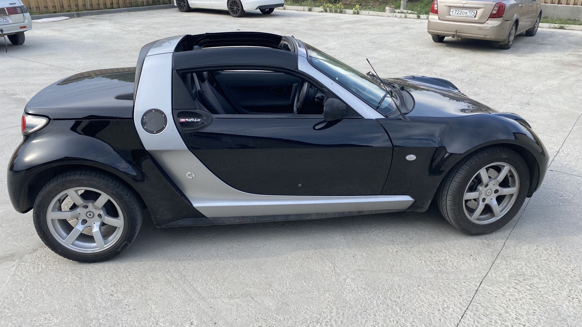 Smart Roadster рядом с человеком