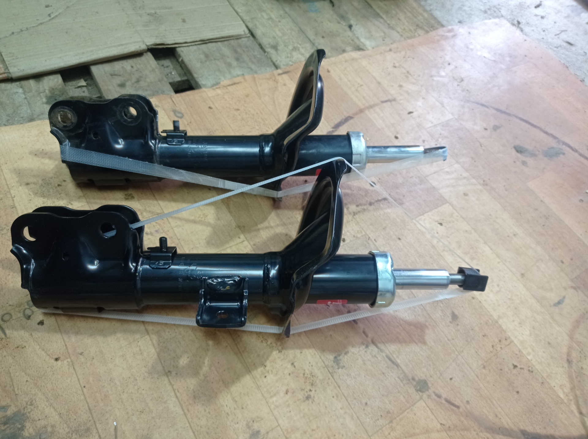 Передние амортизаторы каяба 150 — Mitsubishi Lancer X, 2,4 л, 2008 года ...