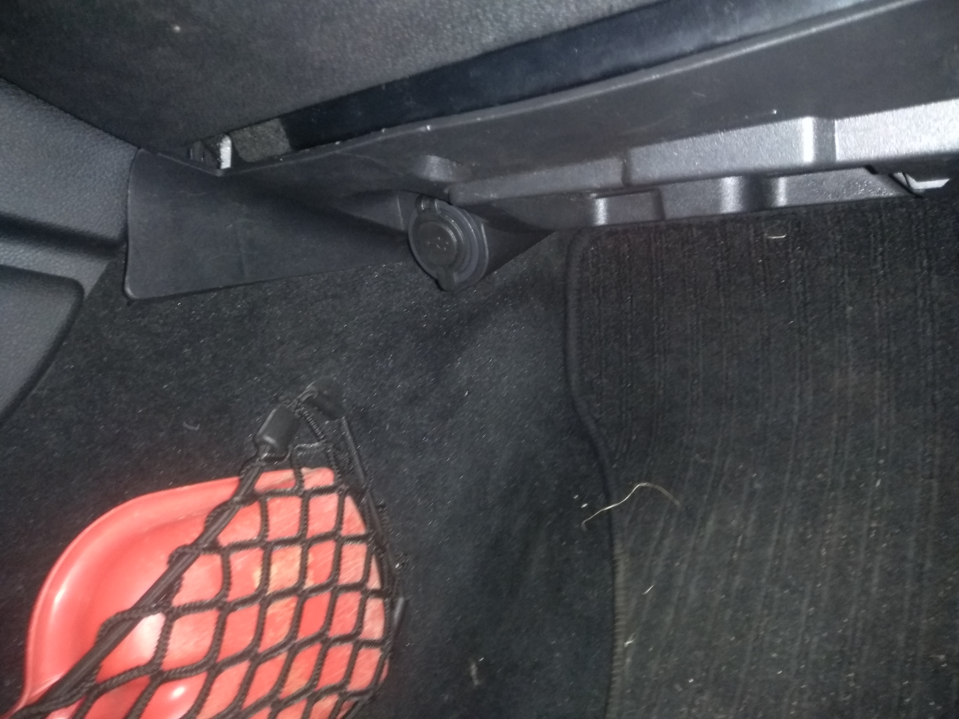 Розетка в багажнике как снять w164 Розетка в багажнике как снять w164