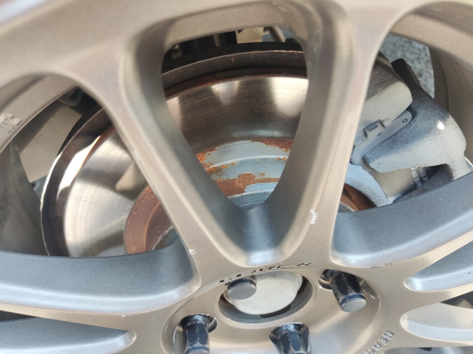 Ржавчина на тормозных дисках. — KIA Spectra, 1,6 л, 2007 года | своими ...