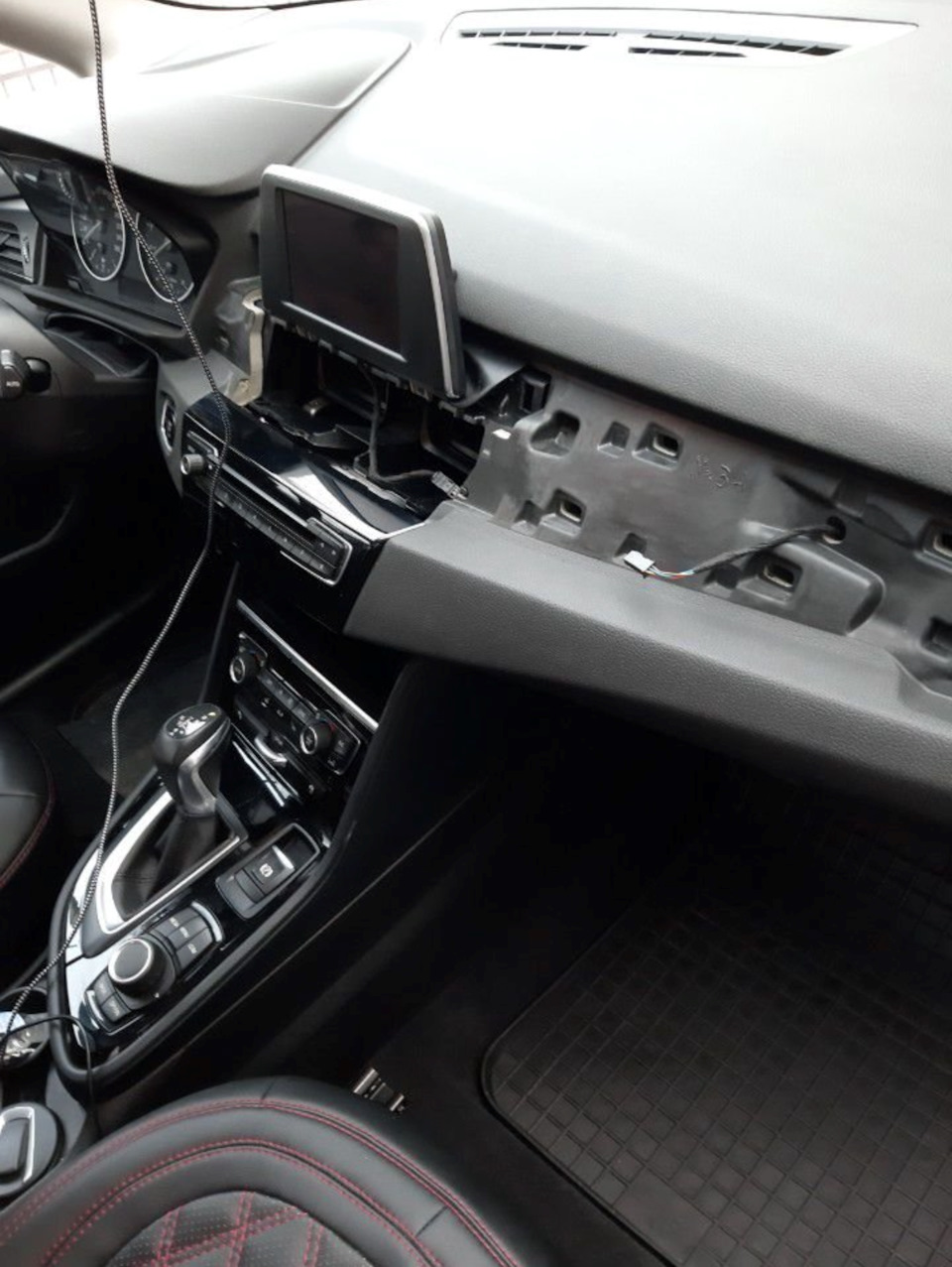 Установка его в авто, как писал в первых постах по дооснащению делается это очень легко, просто тянешь на себя консоль и всё) далее два болта под дисплеем) — BMW 2 series Active Tourer (F45)