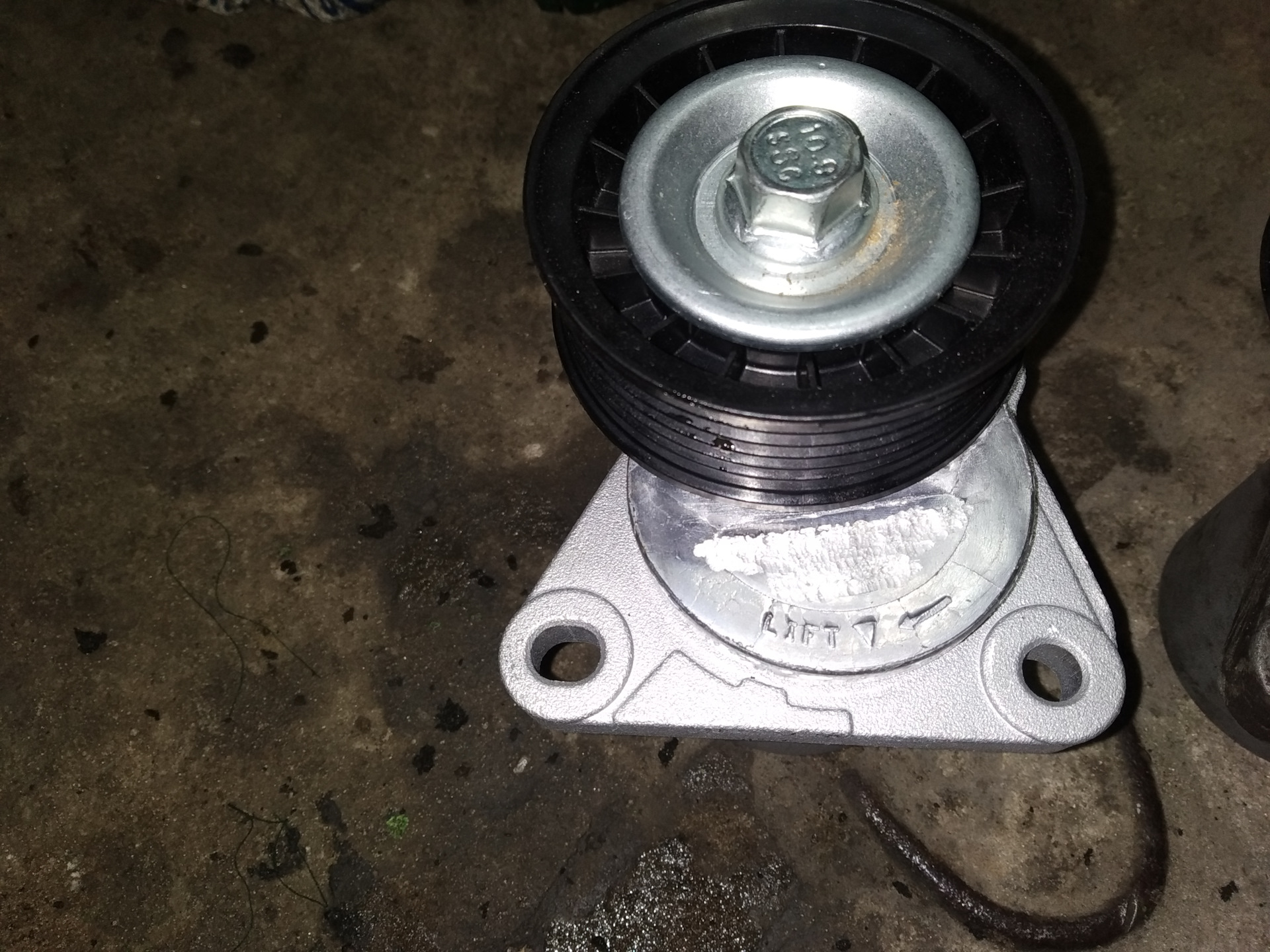 обводной ролик форд мондео 3. замена натяжителя форд мондео 4. натяжной ролик мондео 4. мондео 4 замена натяжного ролика. обводной ремень форд мондео 4.