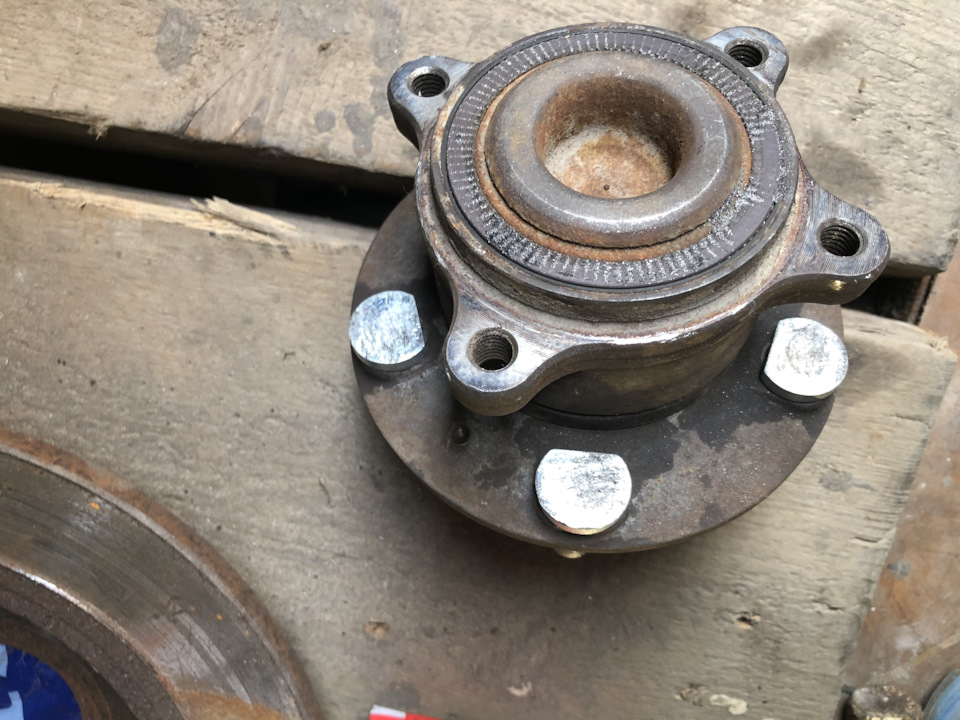 Новые шпильки на задних ступицах — Opel Astra J GTC