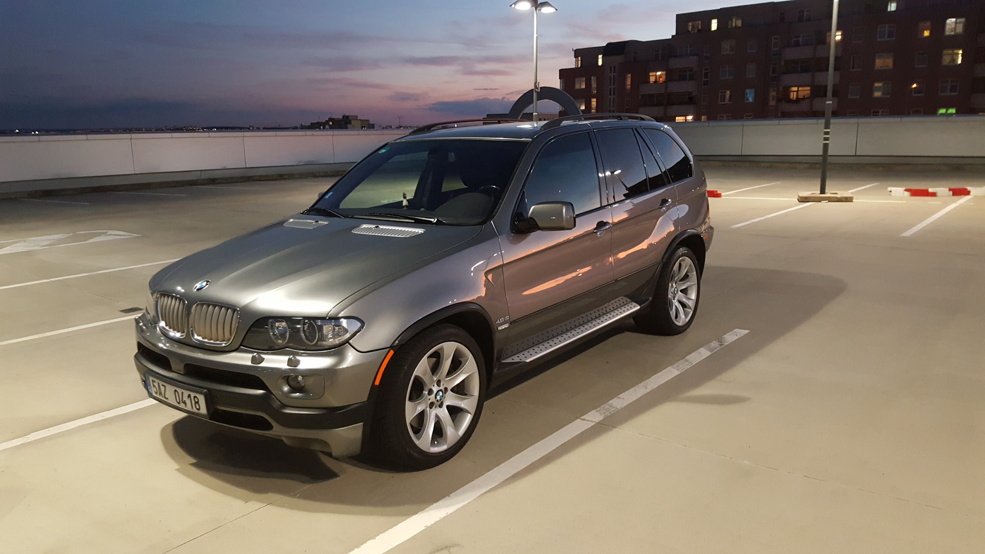 Е53 меняем. BMW x5 e53. E53 4.8 is графит. BMW x5 e53 в лесу. Реши Ровер Икс 5.