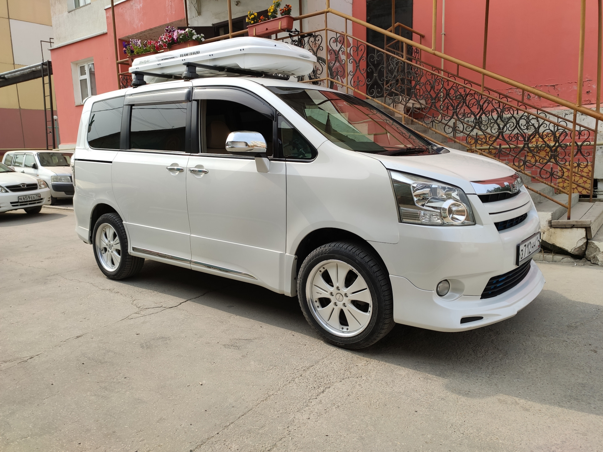 Тойота проайс. Toyota Noah Tuning. Toyota Noah 00. Обвесы Тойота Ноах 2015 года. Тойота Ноах 2010 года обвесах.