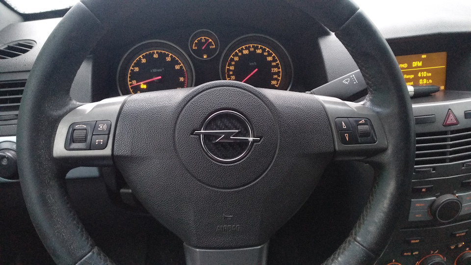 Руль опель вектра б. Opel Astra h кнопки на руле. Руль от Опель Вектра c 2003.