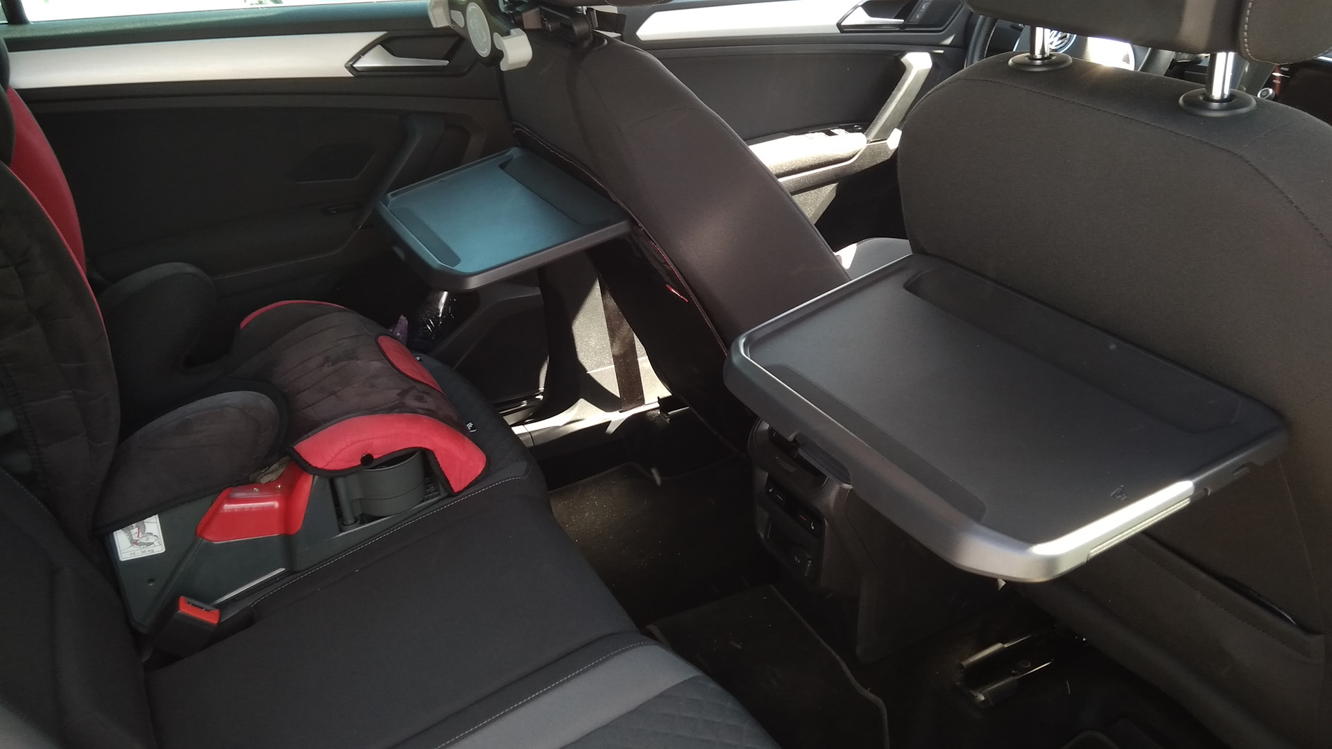 Столик на спинку сидения. VW Tiguan столик в сиденье. Volkswagen Tiguan 2023 заднее сидение. Бардачок под передние сиденья Фольксваген Тигуан 2.