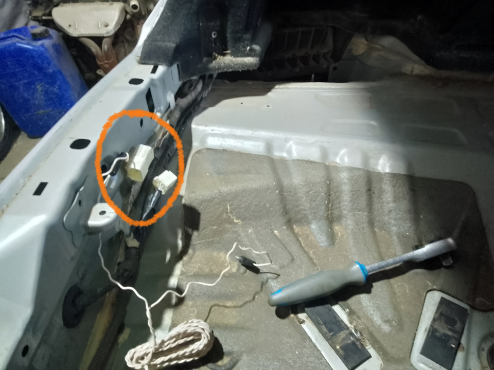 Нам потребуется данная четырёх контактная фишка и именно её нижнии два контакта с цветом проводов красно-черный, запитываем наш провод к любому из двух нижних контактов данной фишечки… И именно сдесь я попрошу обратить внимание что данное подключение производиться на дорестайловой Калдине, на рестайле данные манипуляции проводить не требуется и этот плюс берется там же на пятой двери со стопарей, вся заморочка заключается в том что на доресте сигналы заднего хода находятся в нижней части бампера… Кто то скажет что эти провода можно было найти в косе идущей по заднему левому крылу, но я за простату и надёжность😃 — Toyota Caldina (241)