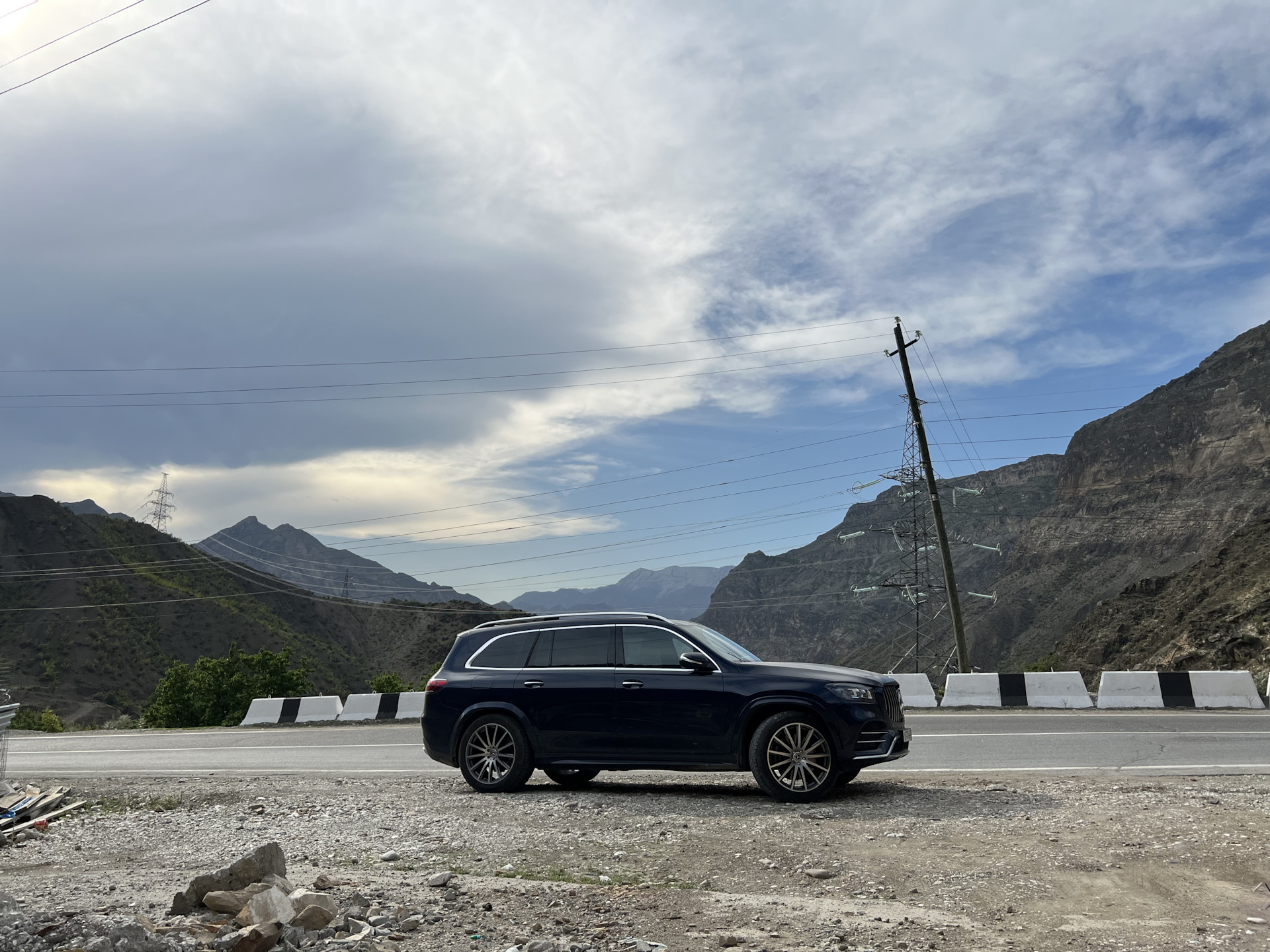 Кругосветное путешествие на Mercedes GLS: как преодолеть Верхний Ларс с дубайскими номерами и справиться с логистикой в США