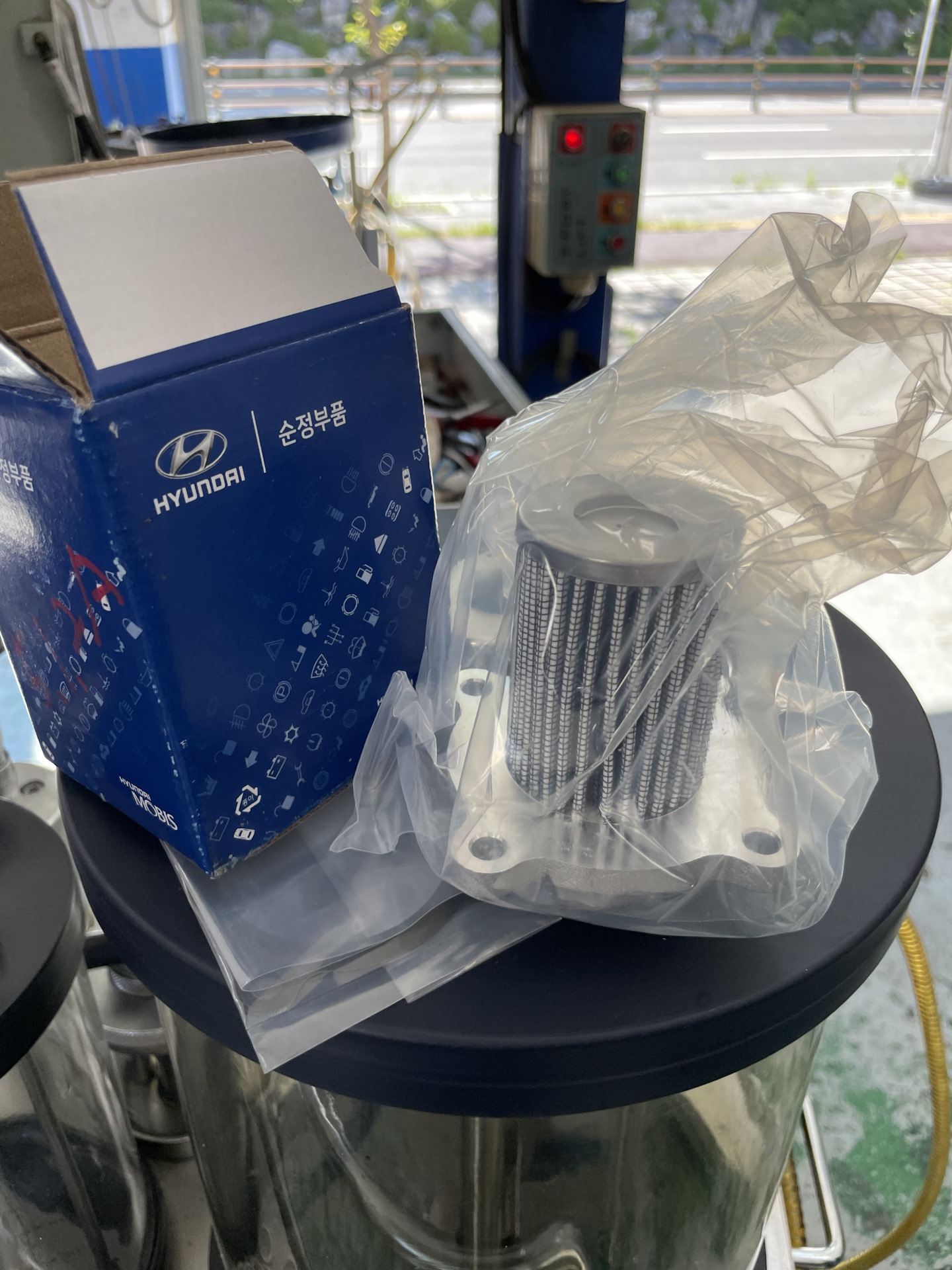 Замена фильтра тонкой очистки — Hyundai Sonata VI (YF), 2 л, 2010 года ...
