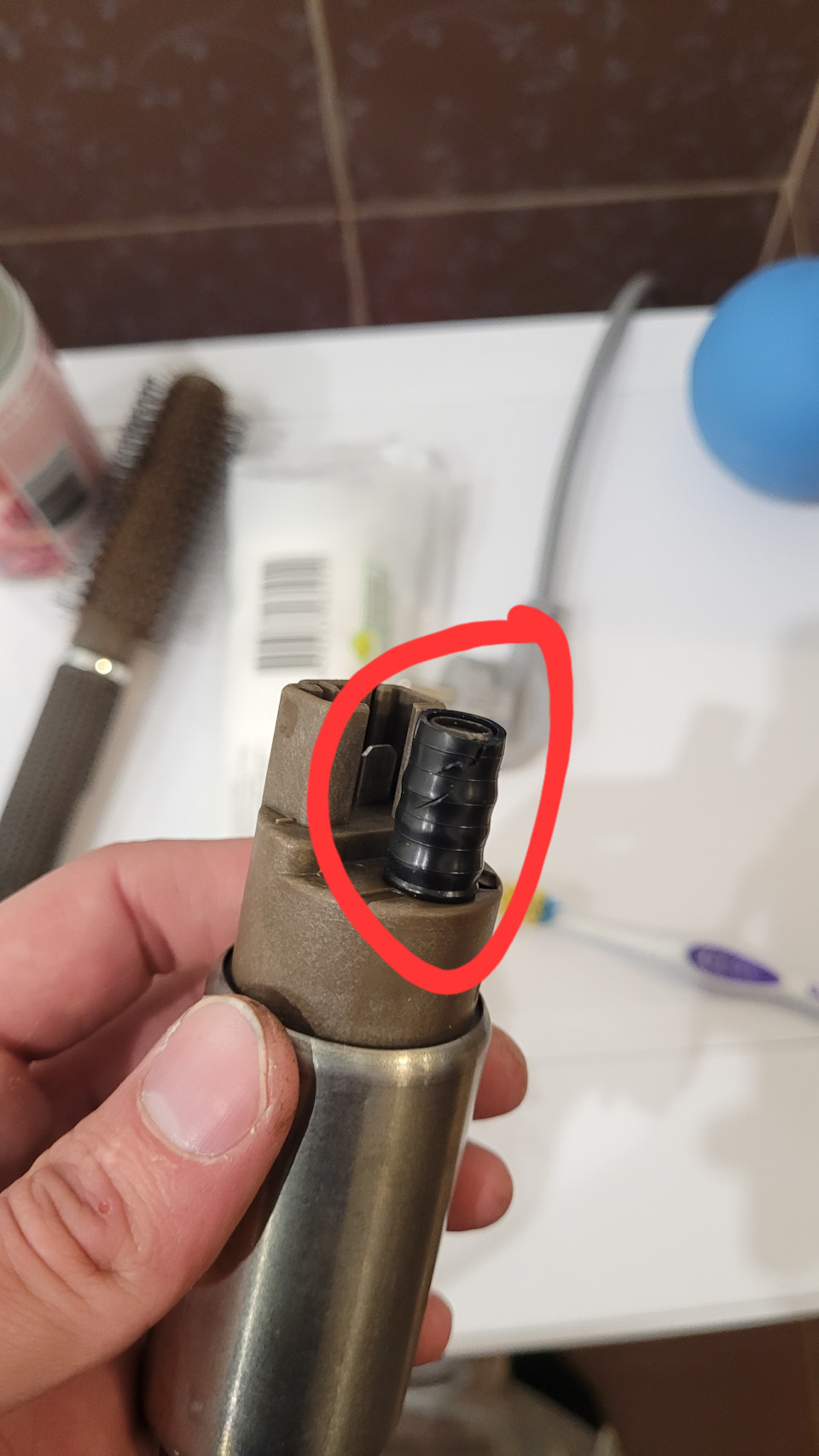 Обломился штуцер моторчика бензонасоса — Peugeot 408, 1,6 л, 2014 года ...