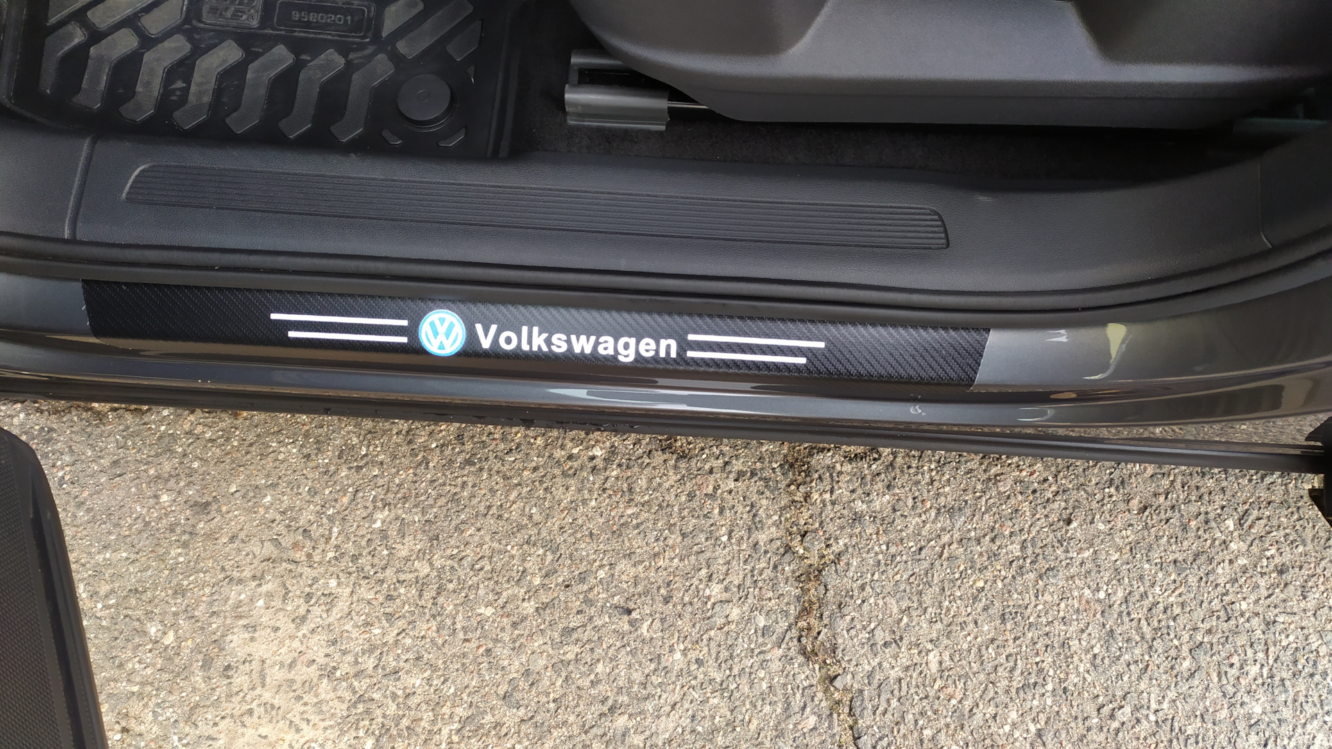 13. Рамки для г.н и наклейки на пороги. — Volkswagen Tiguan (2G), 2 л ...