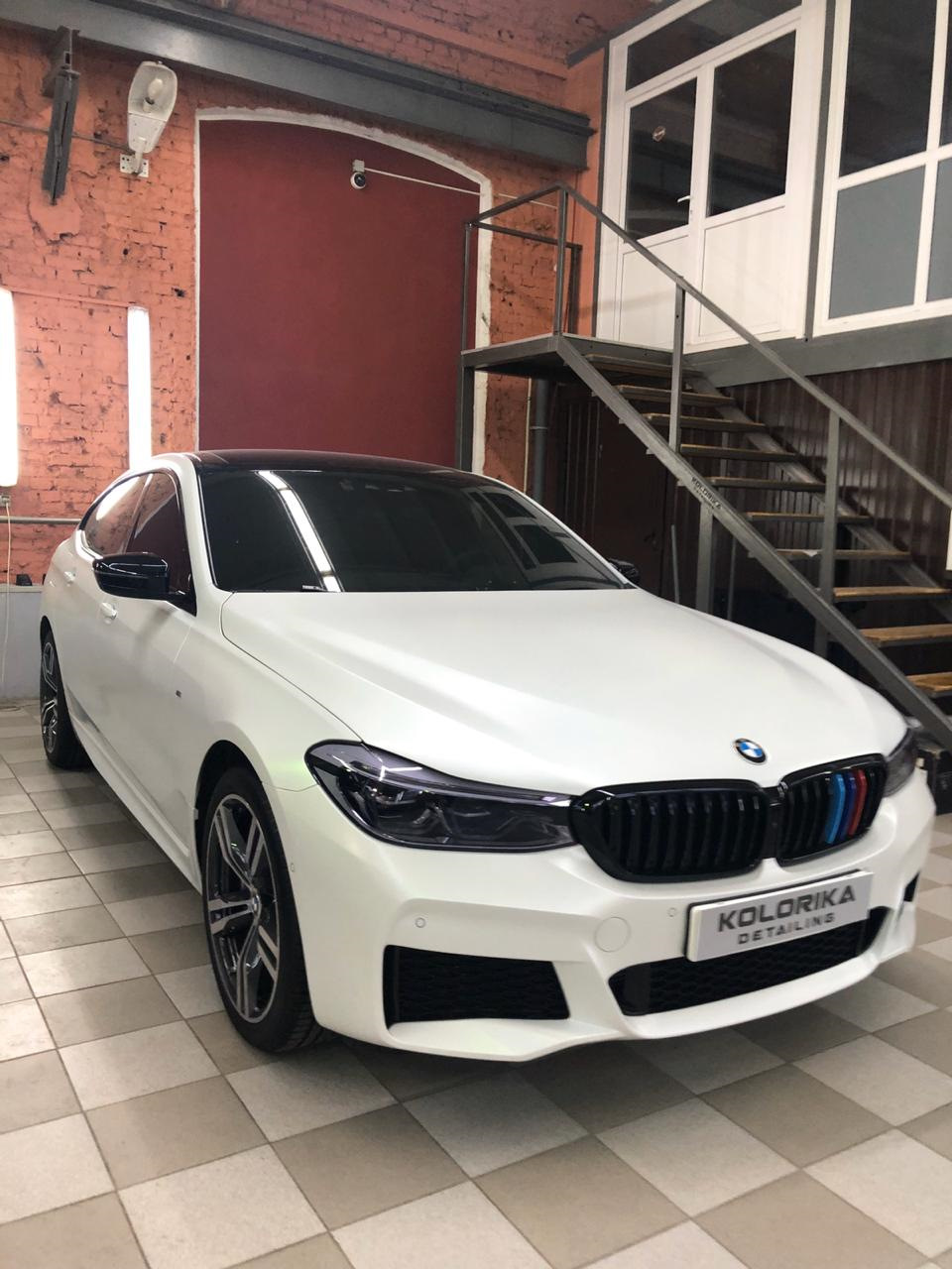 БМВ f30 белая с черной крышей