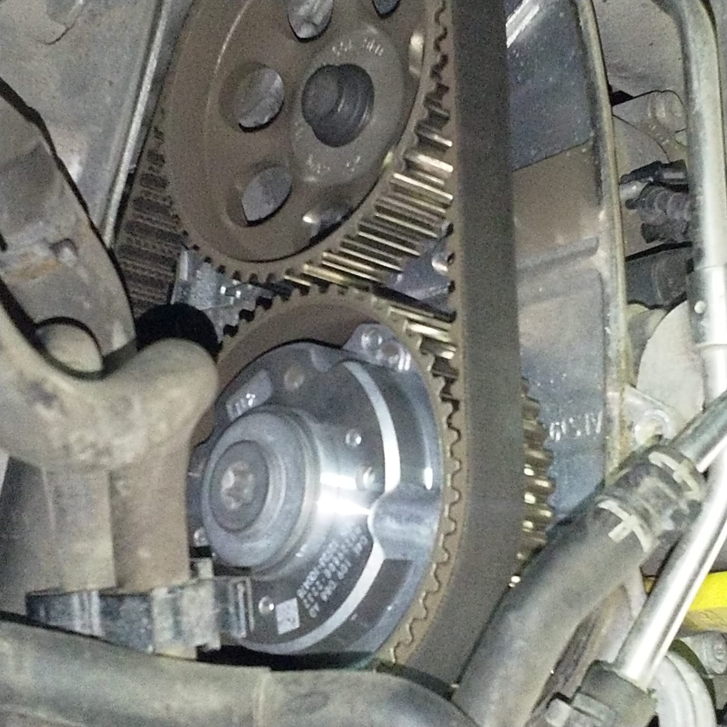 Что меняется вместе с грм. Метки грм тигуан 1. Замена помпы гетц 1. Износ ремня грм. Метки грм опель мокка 1.