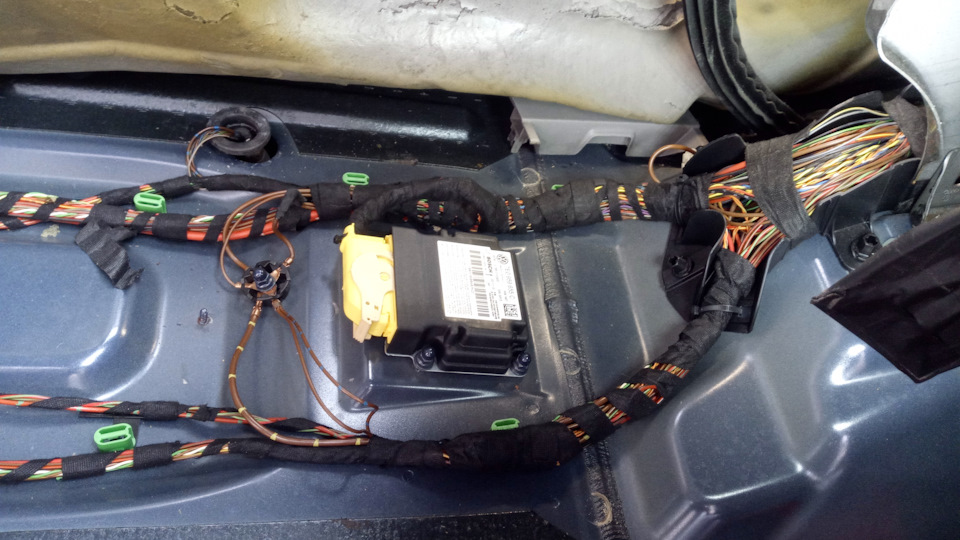 К/з при закрытии центрального замка. Горит предохранитель #8 20А ...